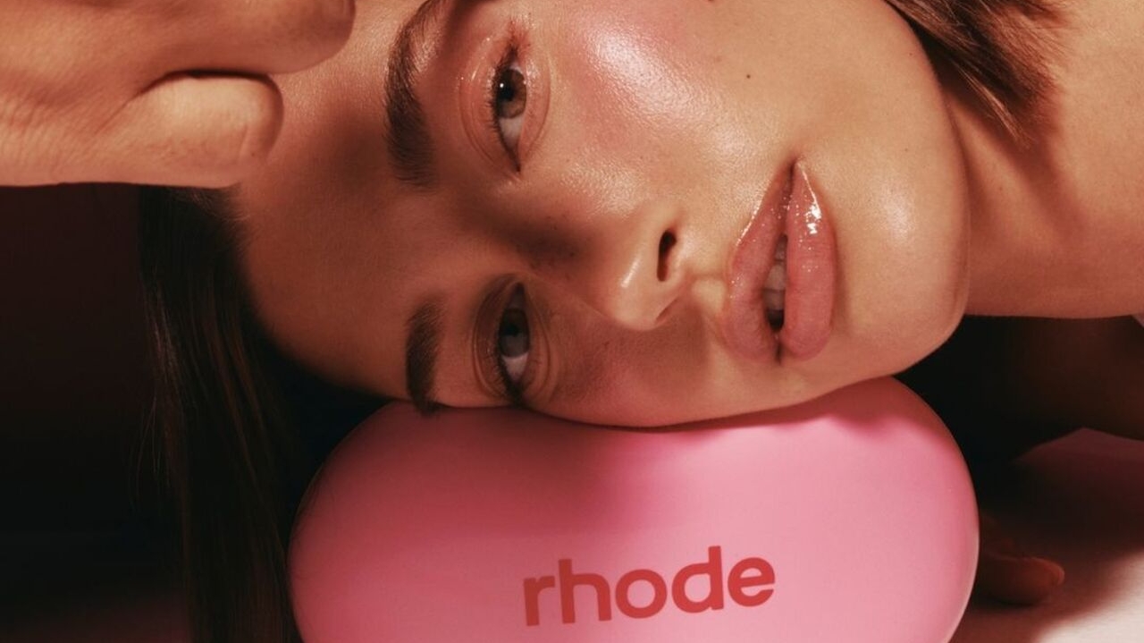 Conheça os peptídeos: ativos queridinhos da marca de Hailey Bieber