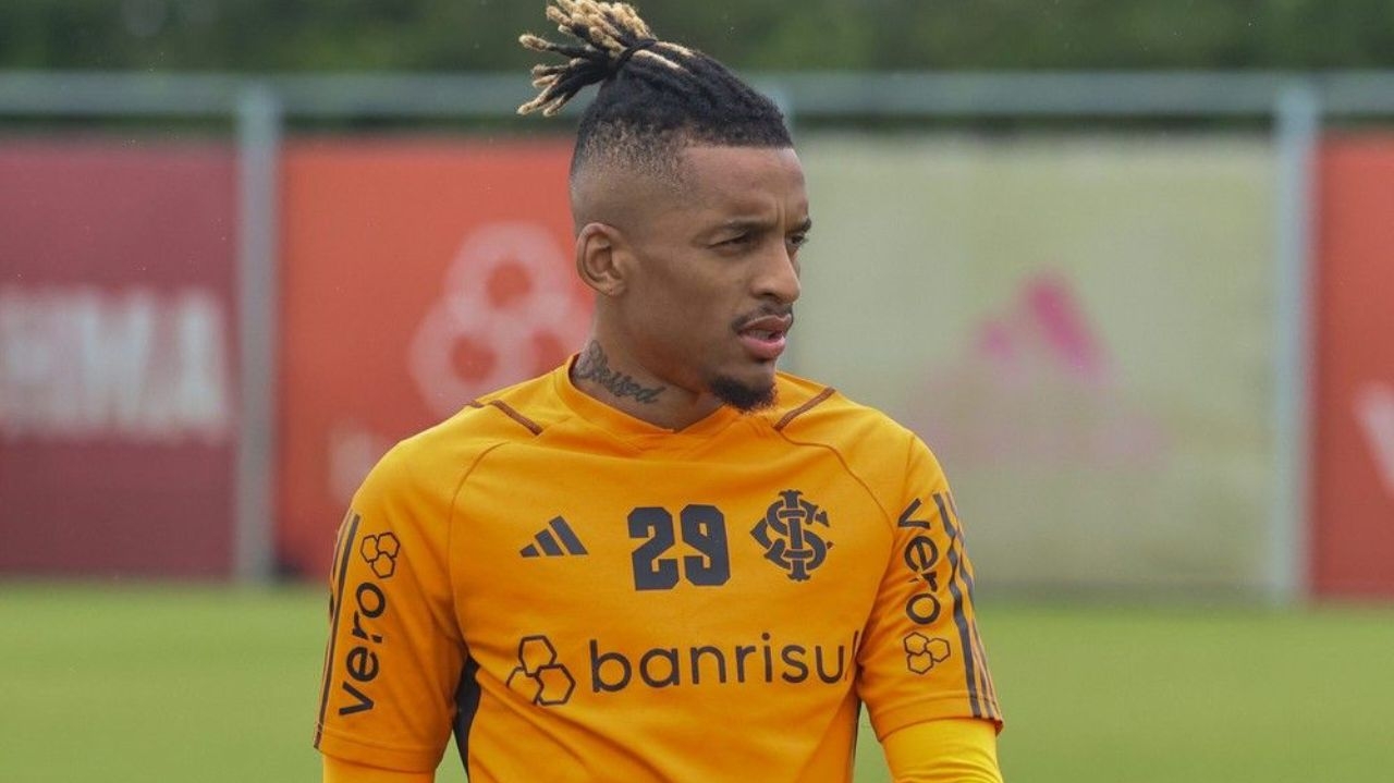 Dalbert anuncia saída do Internacional e negocia com o Santos