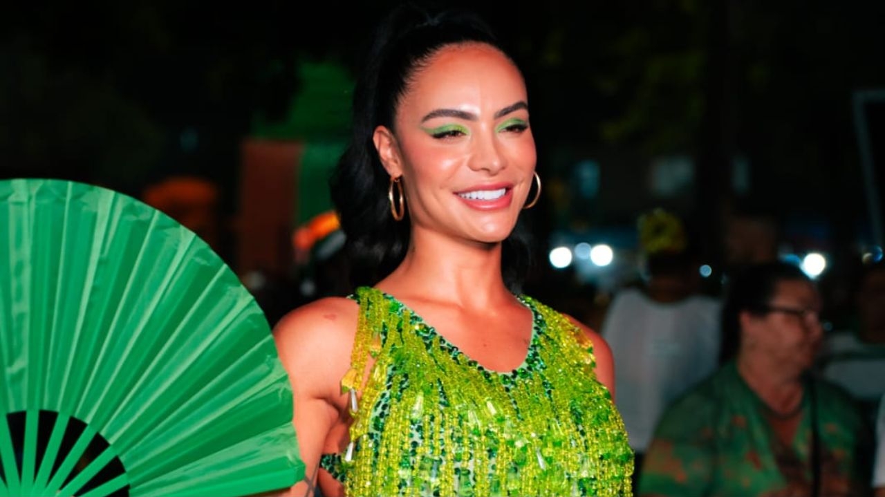 Aline Mineiro usa look luxuoso em ensaio da Mocidade