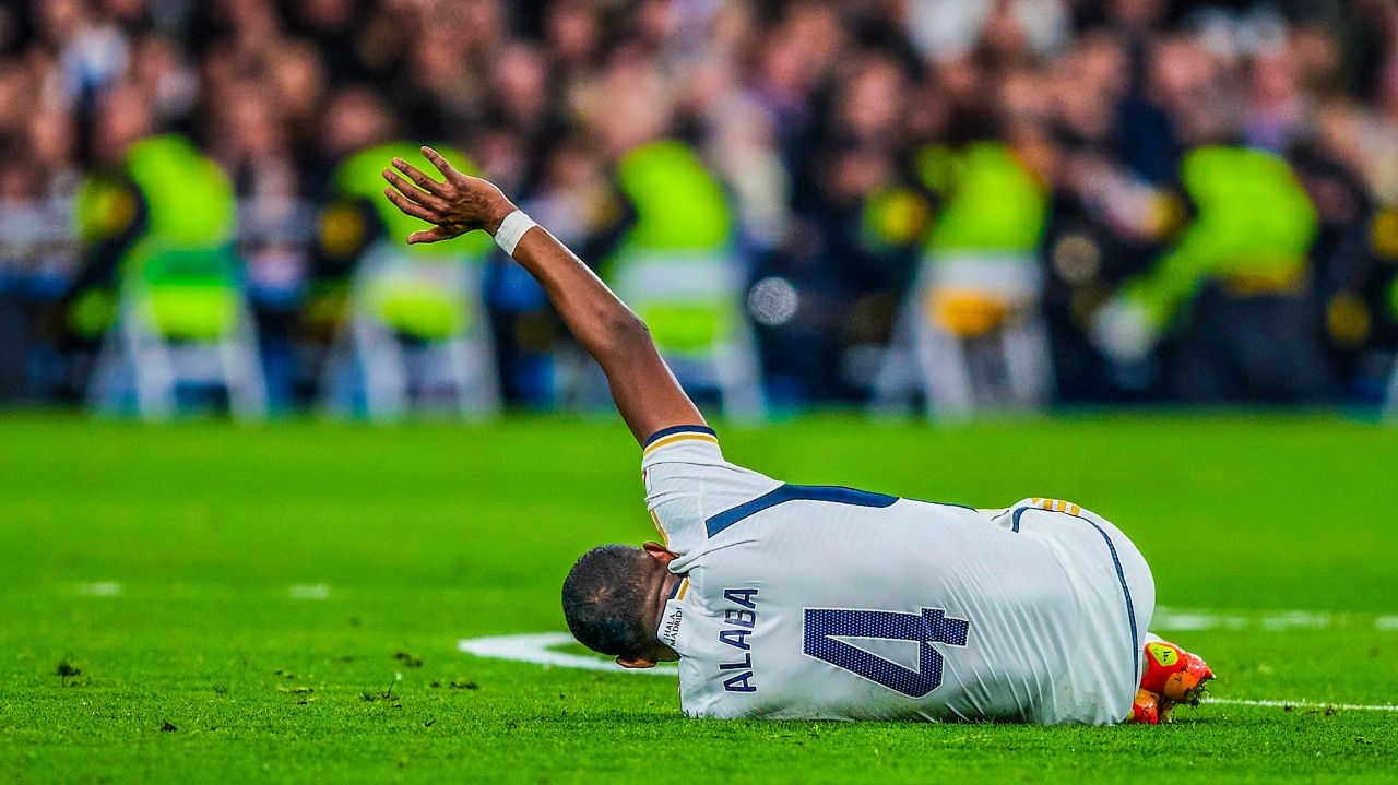 Alaba rompe ligamento do joelho e está fora da temporada