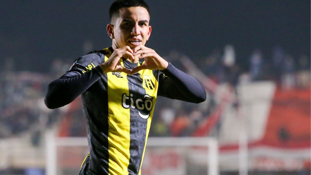 Paraguaios chegam ao Brasil para assinar contrato com o Athletico