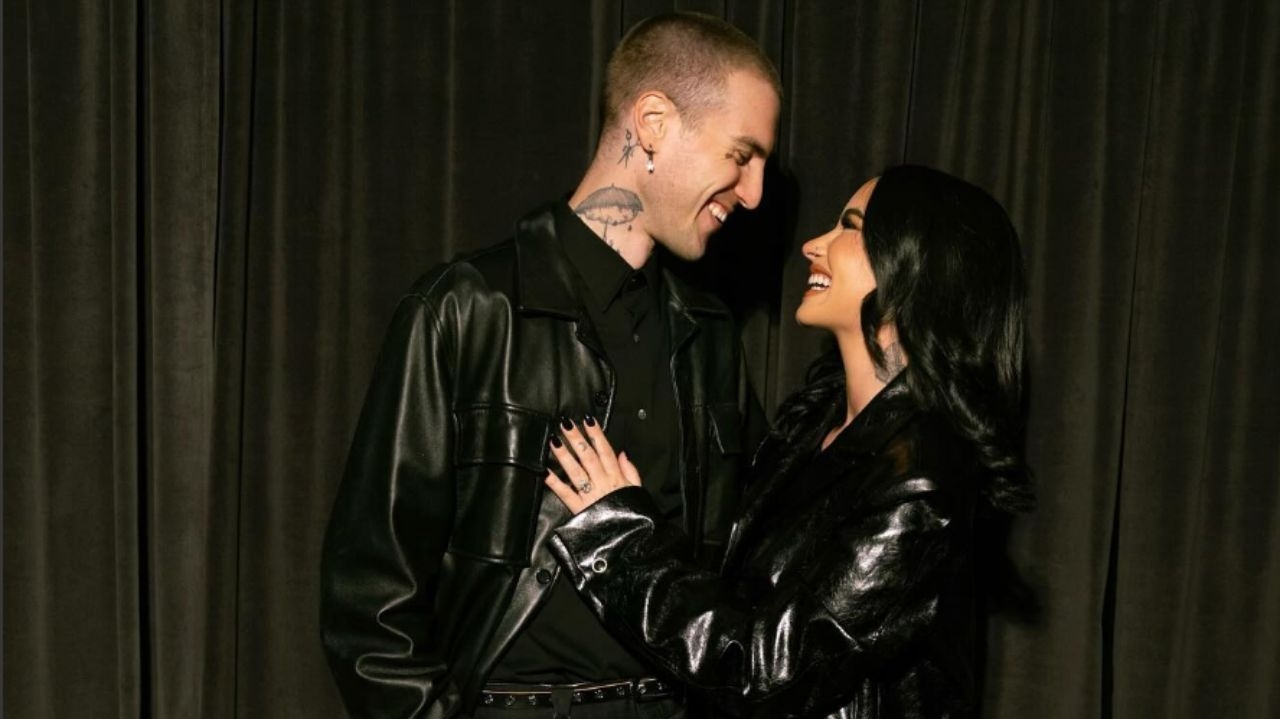 Demi Lovato compartilha anel de noivado nas redes sociais