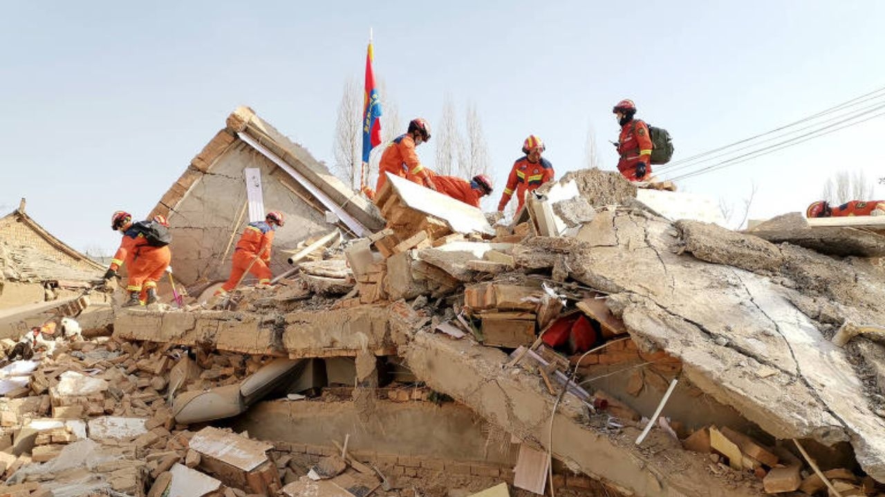 Equipes buscam por sobreviventes de terremoto na China