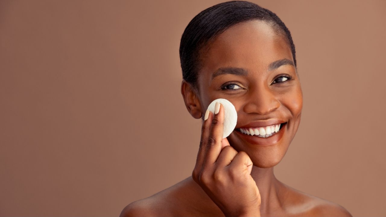 Pele oleosa: saiba como redobrar os cuidados no verão