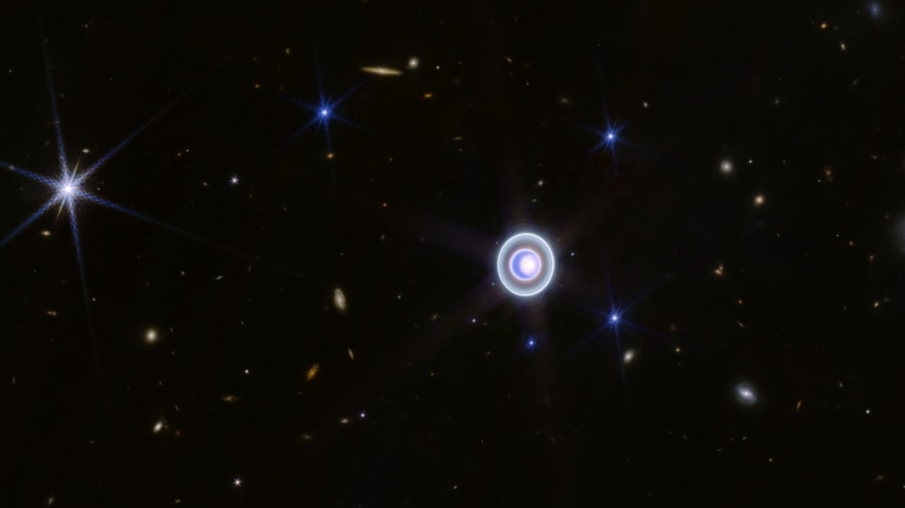 Novas imagens de Urano apresentam anéis verticais e características inéditas do planeta