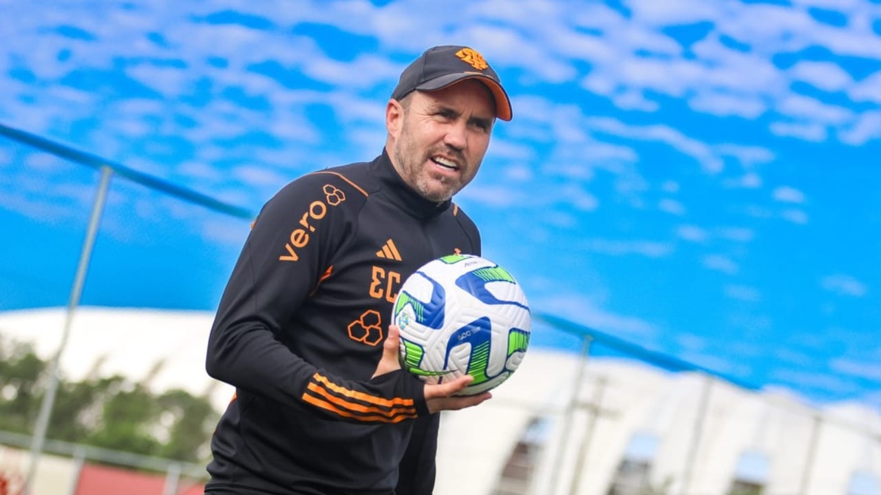 Internacional renova contrato com Eduardo Coudet até 2024