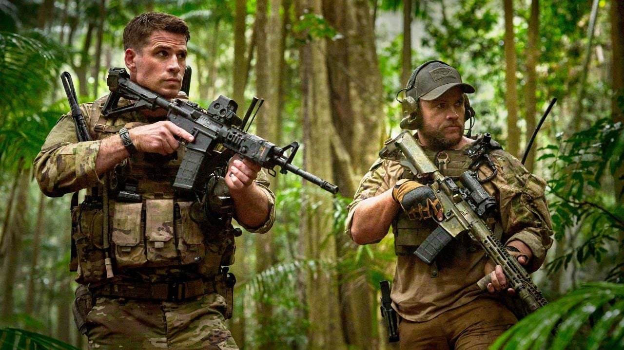 Liam Hemsworth e Luke Hemsworth contracenam no filme “Land Of Bad”