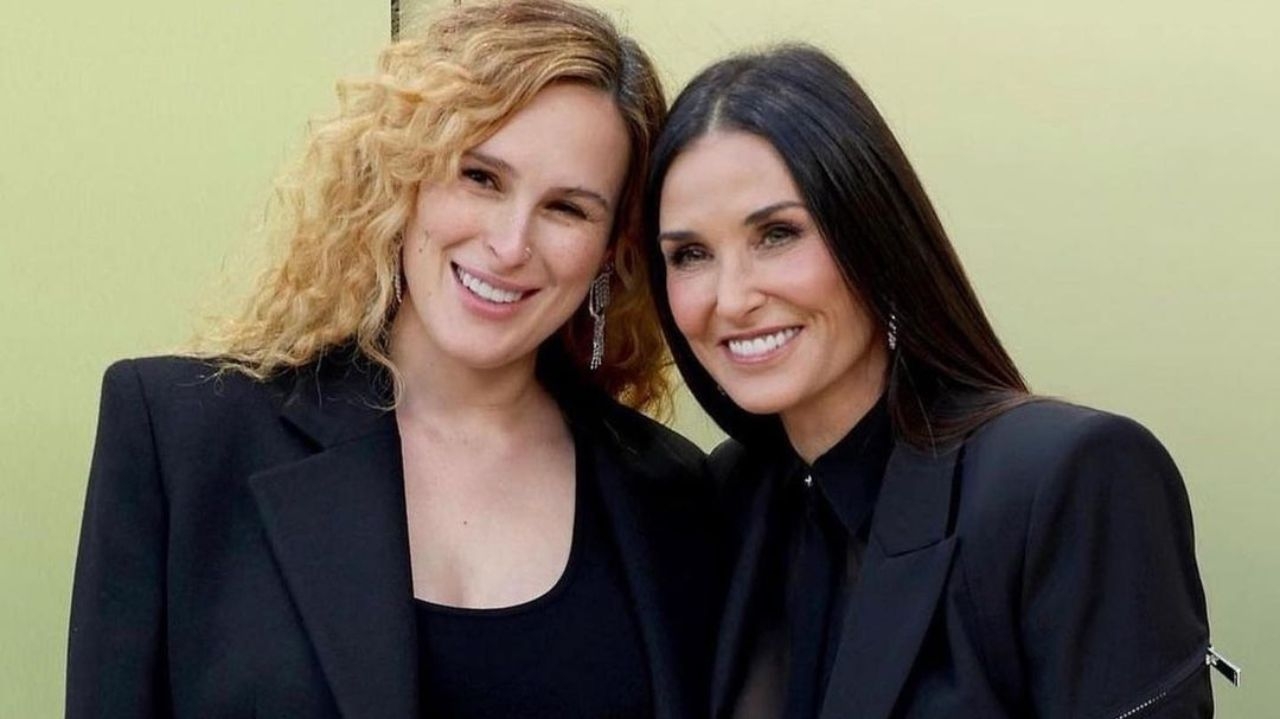Rumer Willis, filha de Demi Moore e Bruce Willis, celebra 6 anos longe das drogas e álcool