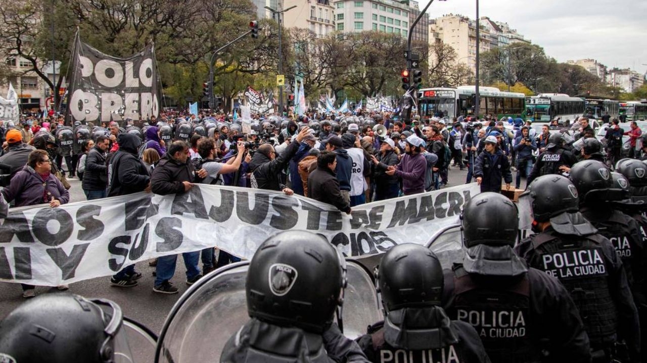 Manifestações na Argentina: primeiro protesto contra Milei tem confronto entre polícias e manifestantes