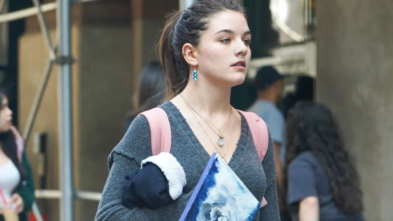 Filha de Tom Cruise estrela peça na escola e pode seguir carreira dos pais