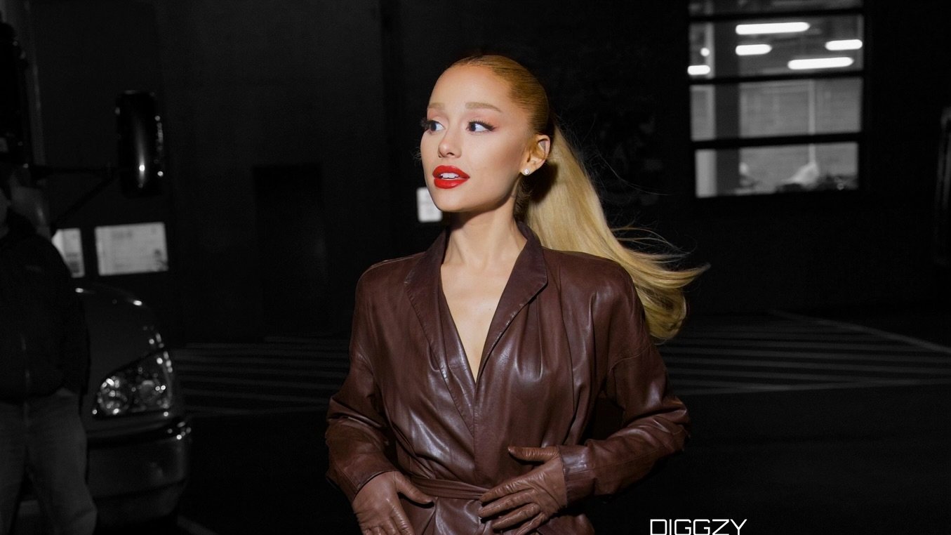 Ariana Grande grava clipe em Nova York para seu novo projeto musical