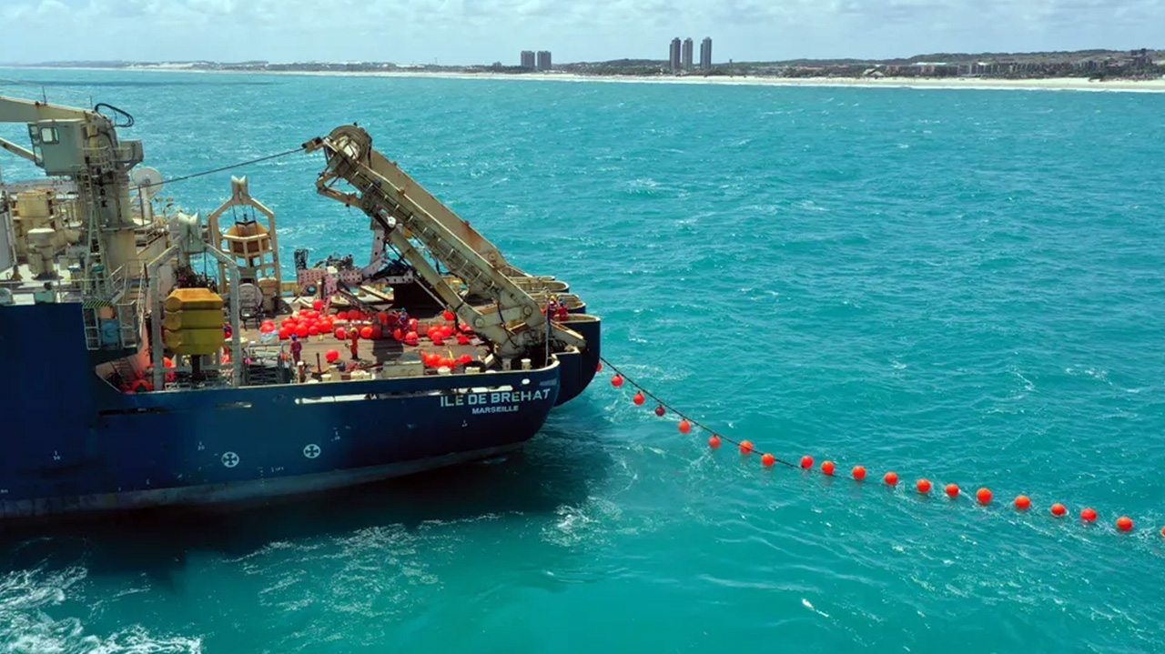 Anatel desaprova construção de usina no Ceará devido a riscos à internet brasileira