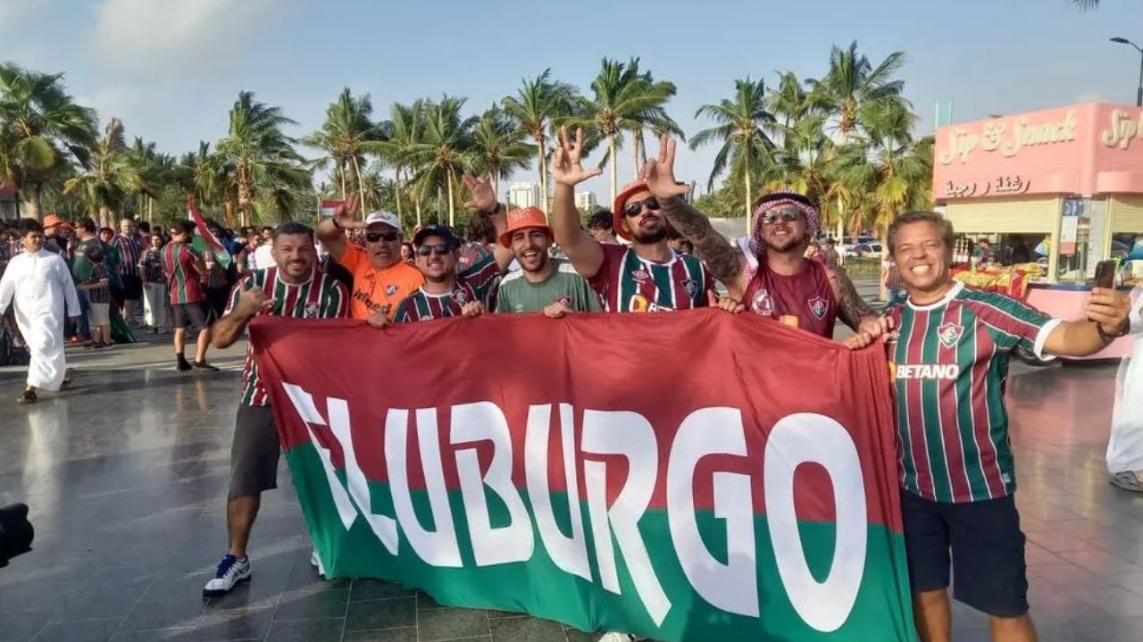 Torcida do Fluminense se reúne em frente ao hotel para apoiar a equipe antes da final