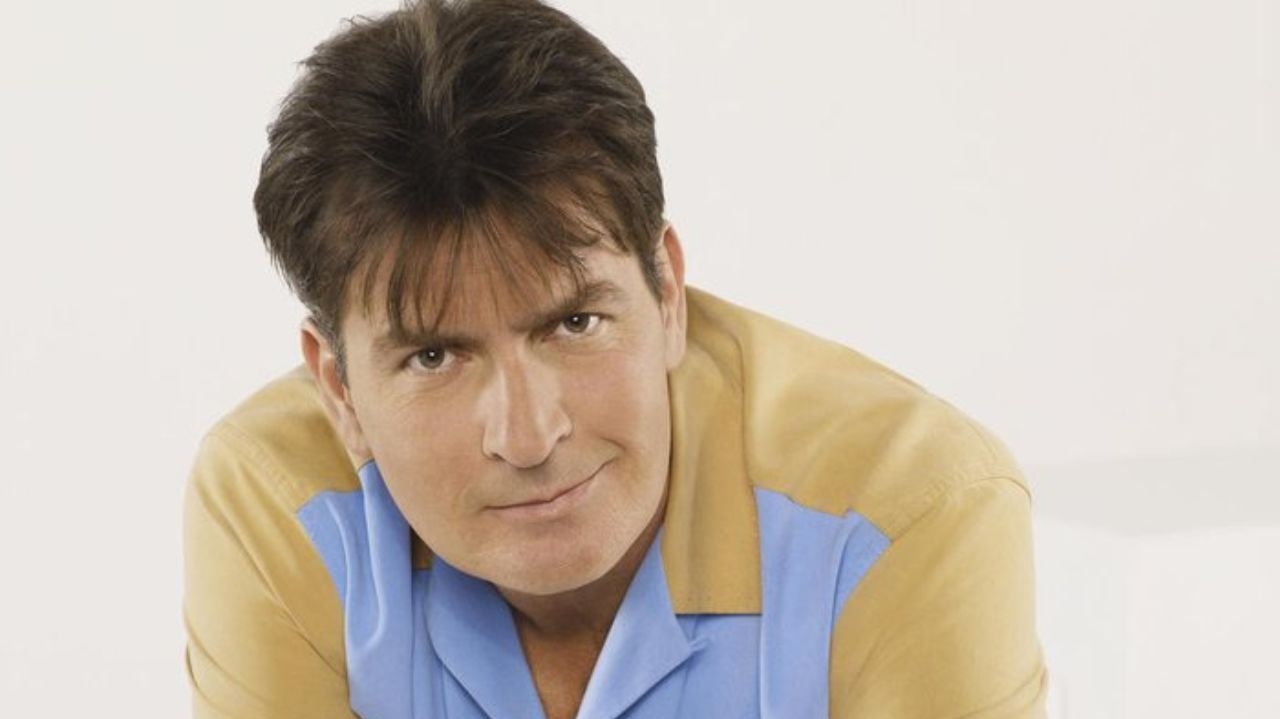Charlie Sheen: vizinha invade casa e ataca o astro de “Two and a Half Men”