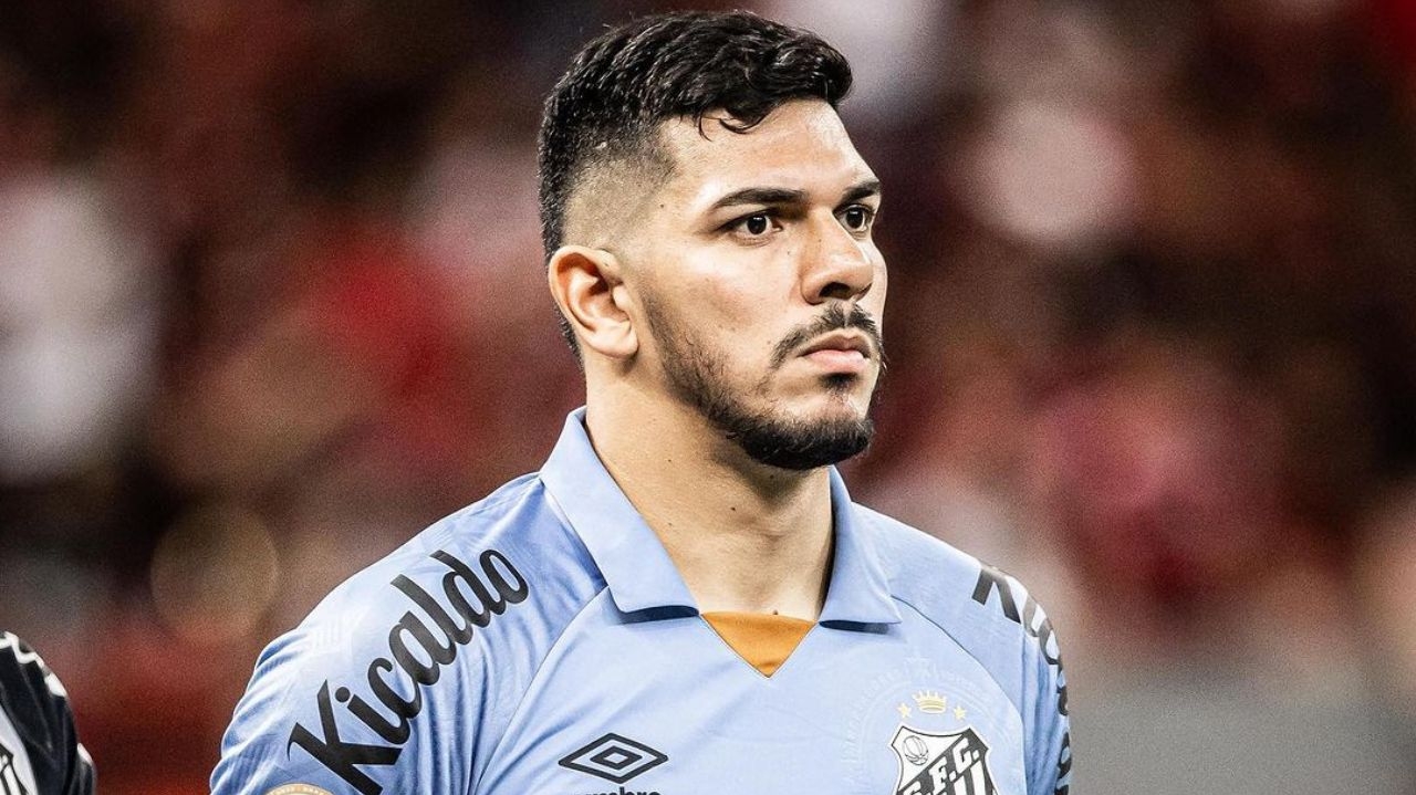 João Paulo reduz salário e fica no Santos para 2024