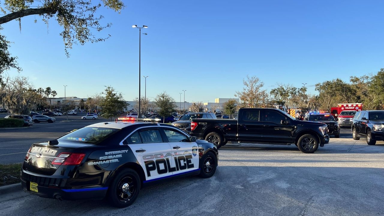 Polícia da Flórida procura suspeito de tiroteio em shopping que deixou um morto e um ferido