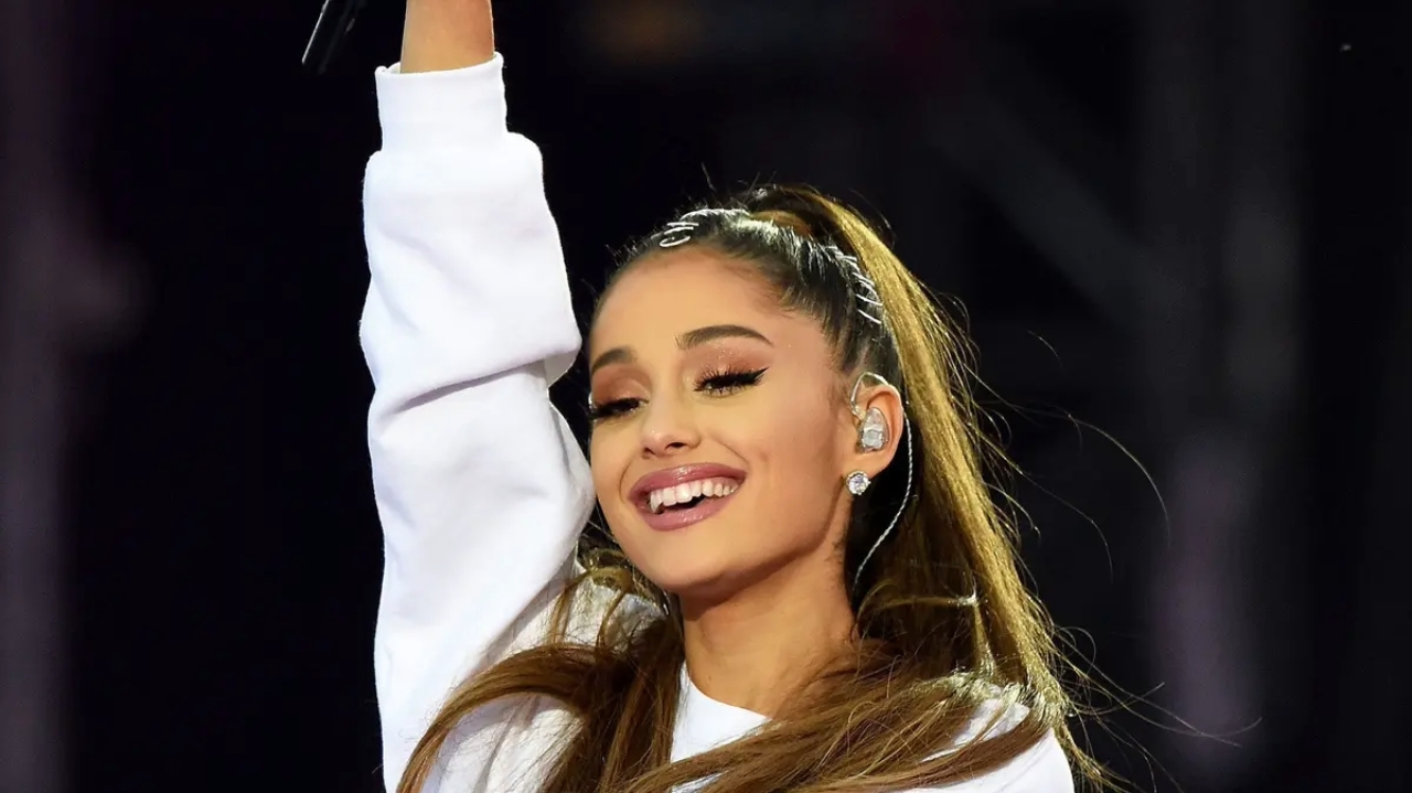“Santa Tell Me”, de Ariana Grande, ultrapassa a marca de 1 bilhão de streams, segundo Tracklist
