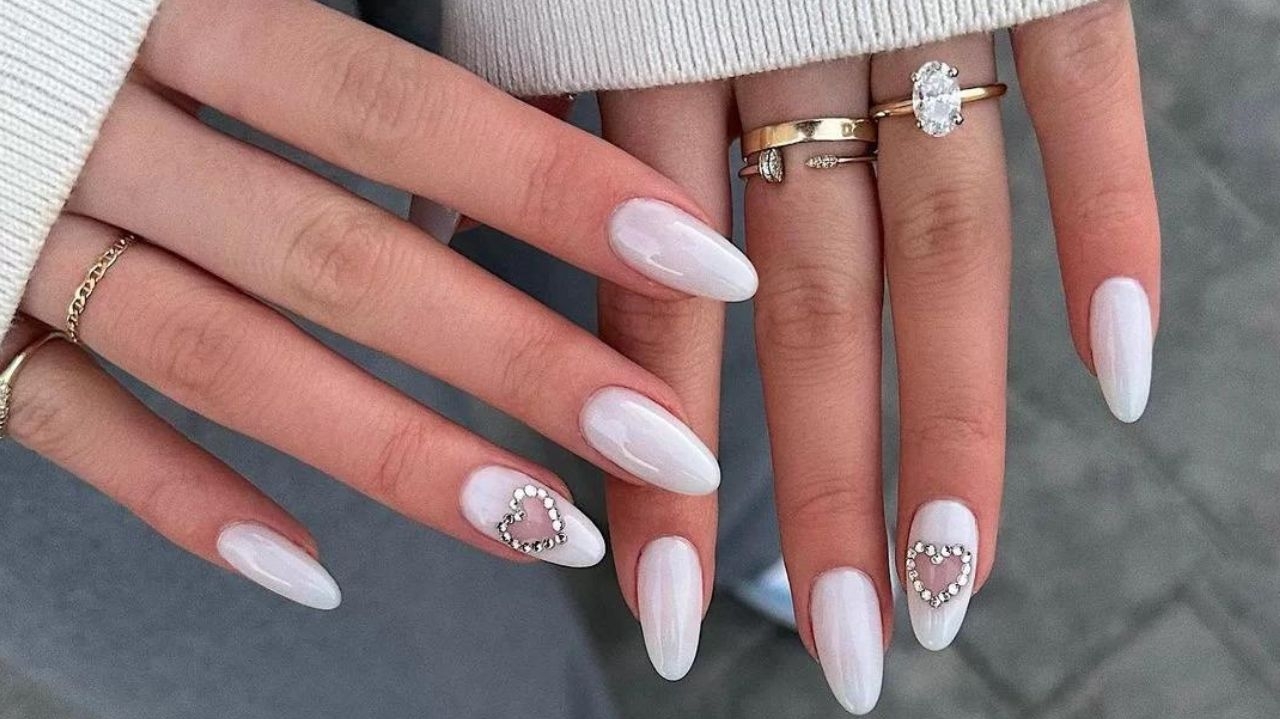 Confira algumas opções de unhas brancas para o Réveillon