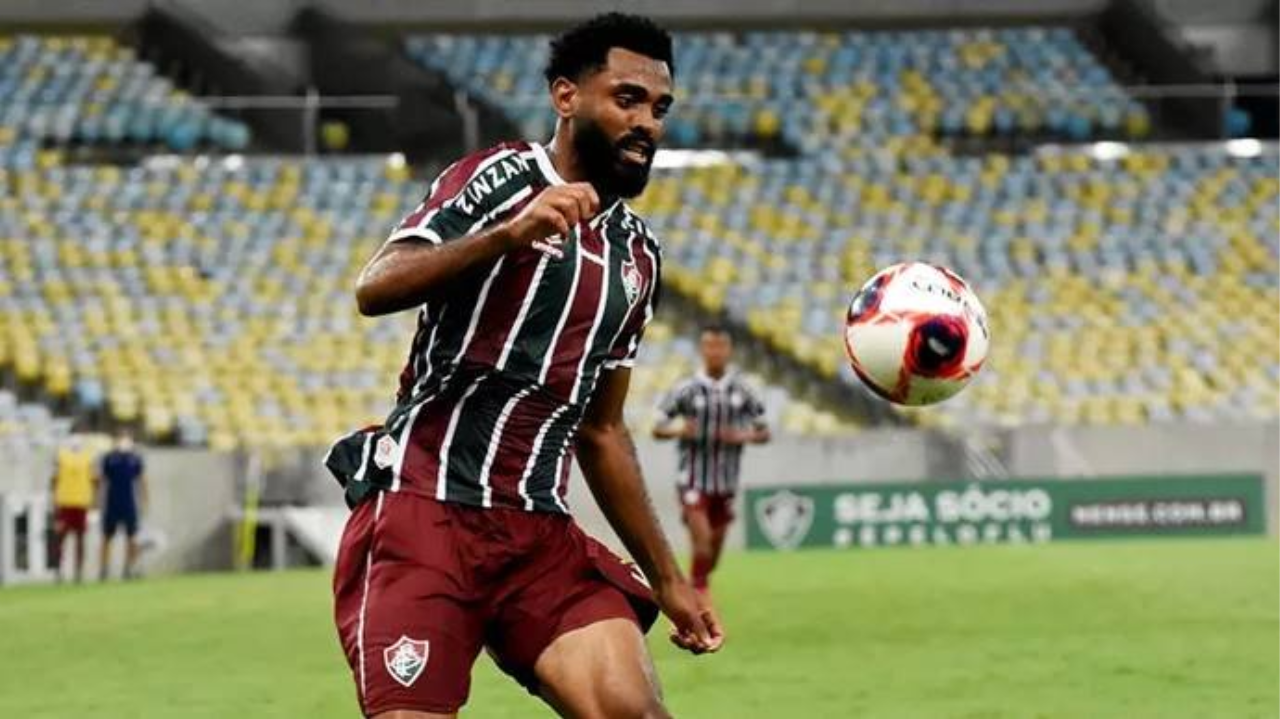 Vitória se aproxima de Caio Vinícius, do Fluminense