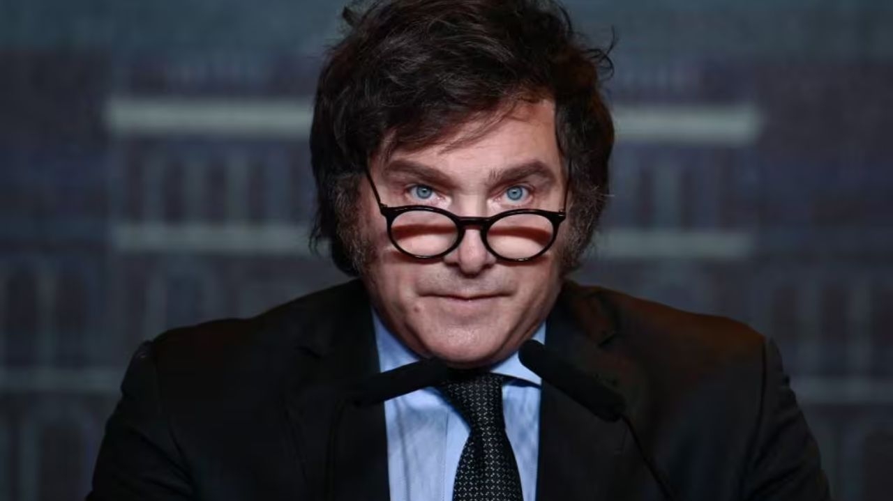 Javier Milei assina decreto para dispensar 7 mil funcionários do governo argentino