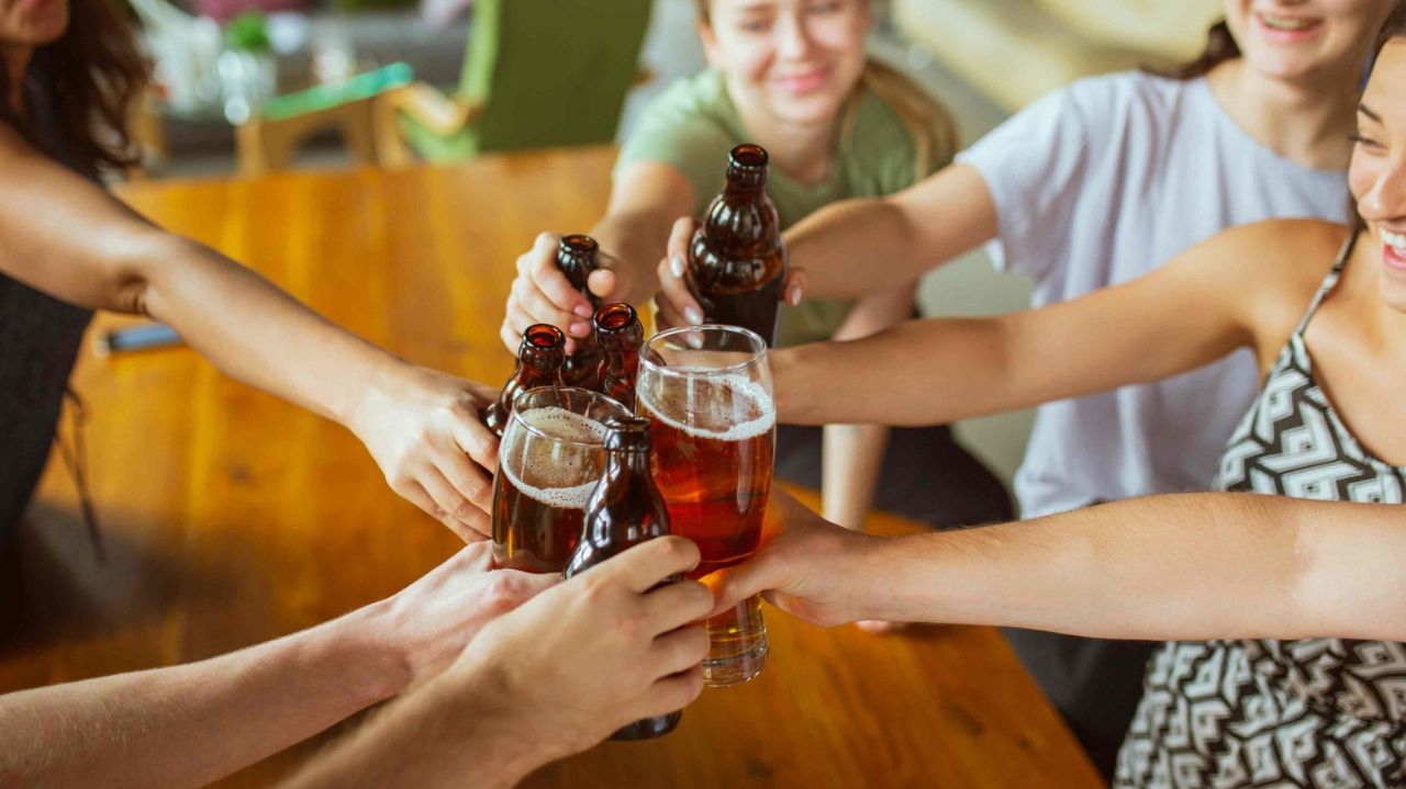 Bebidas no trabalho: especialista alerta para cuidados que o trabalhador precisa ter