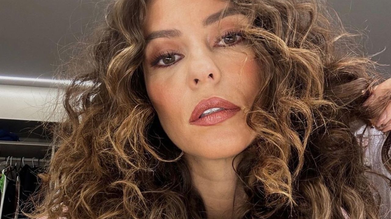 Descubra sobre a tendência da morena iluminada cacheada