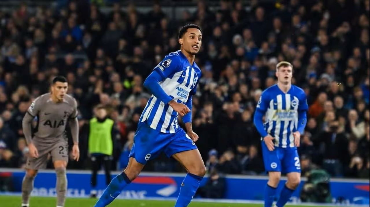 Técnico do Brighton elogia João Pedro e prevê interesse de gigantes europeus no futuro