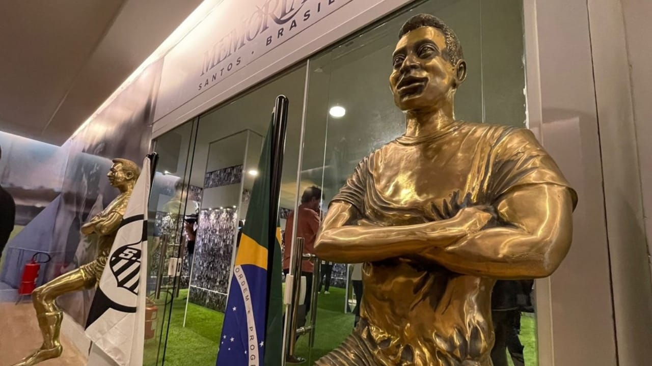 Após um ano da morte de Pelé, sete mil pessoas visitaram seu mausoléu em Santos