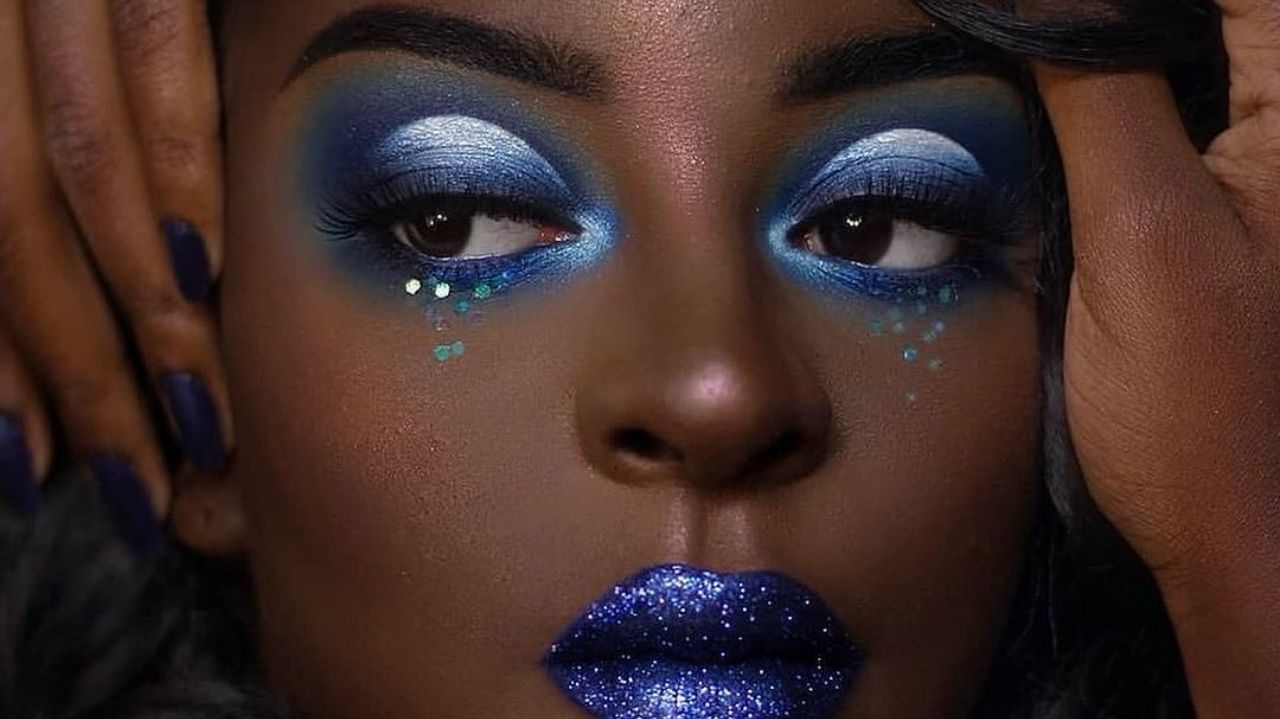 Sombra azul: veja como usar a nova tendência do verão 2024