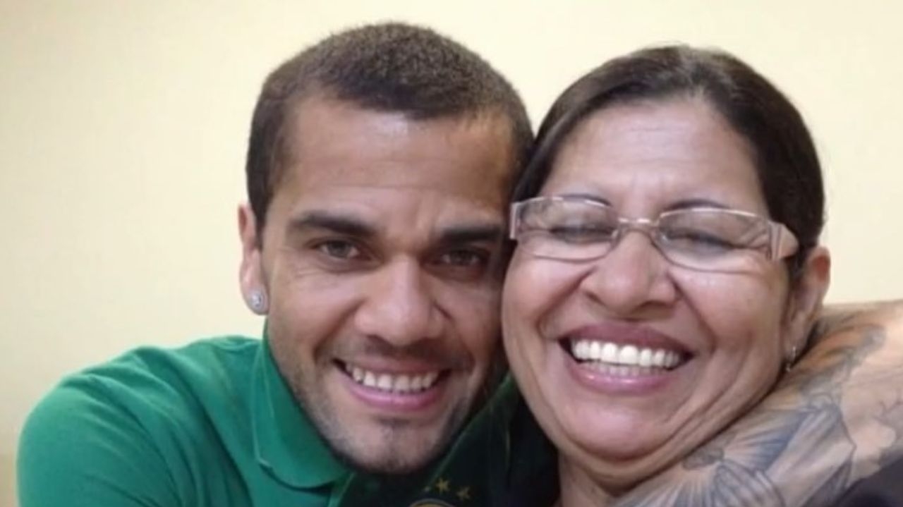 Mãe de Daniel Alves expõe rosto e nome de mulher que acusa jogador de estupro