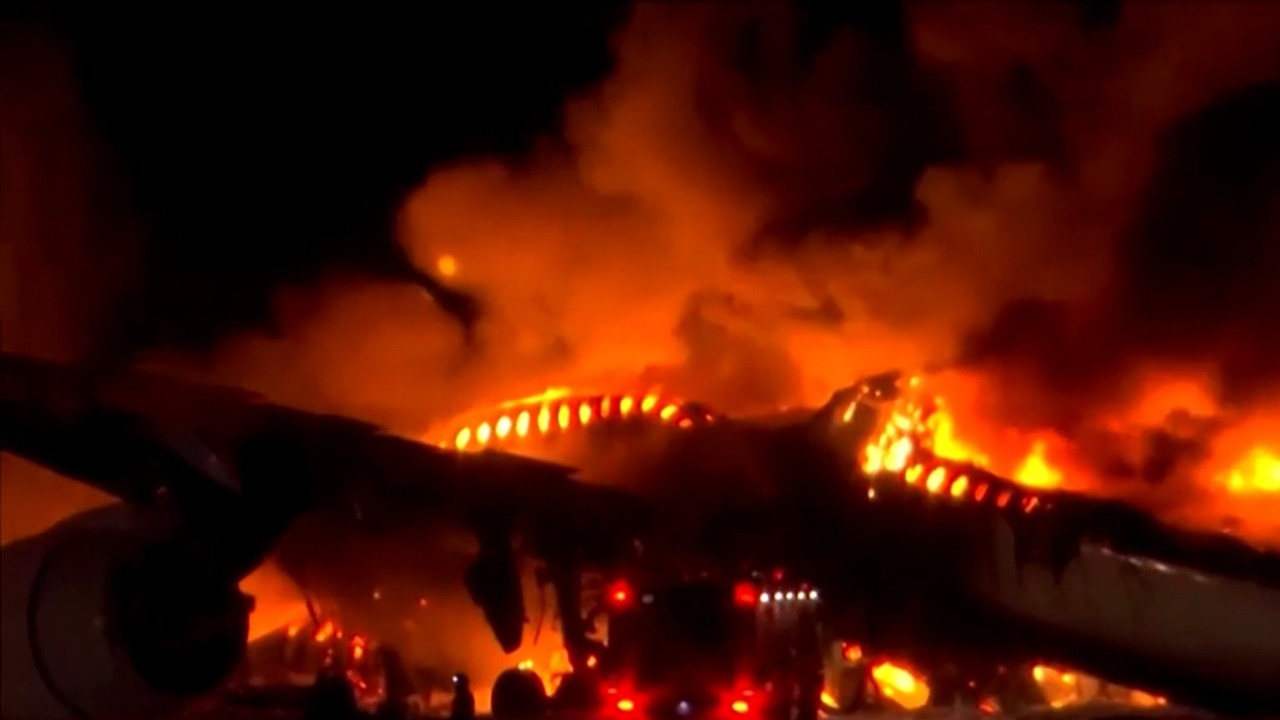 Passageiros de avião que pegou fogo no aeroporto de Tóquio relatam momentos de terror