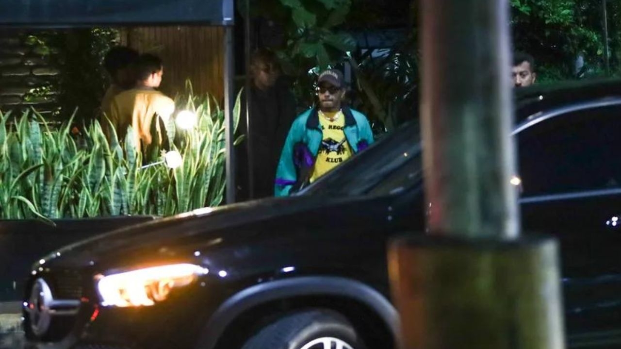 Lewis Hamilton deixa restaurante no Rio de Janeiro após flagras com modelo brasileira