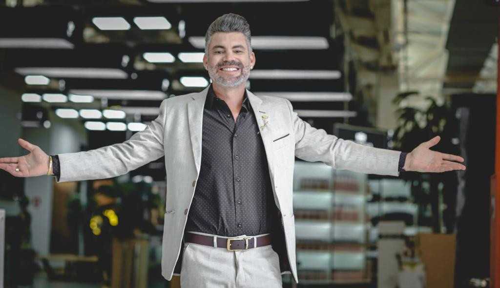 Cabelereiro estrela, Nell Carmo faz sucesso nas TV e nas redes sociais