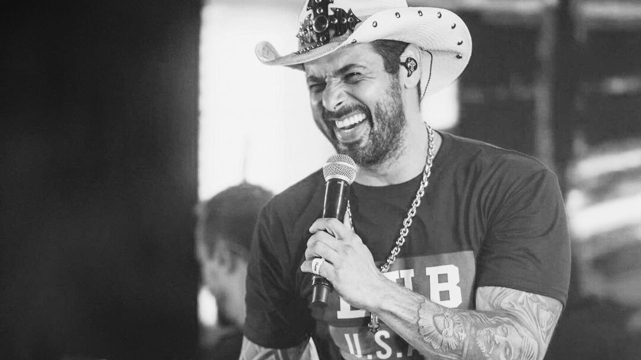 Famosos lamentam partida prematura do cantor João Carreiro