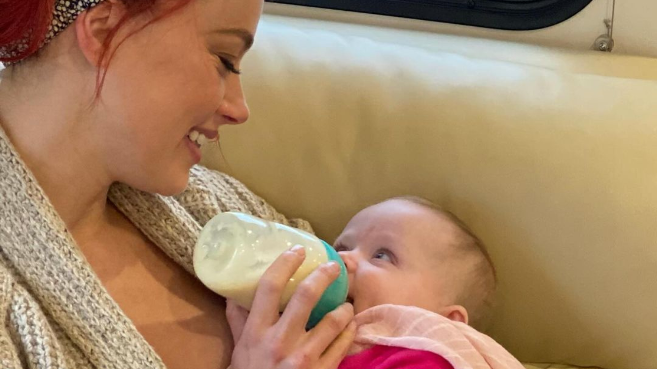 Amber Heard posta rara imagem de sua filha Oonagh Paige Heard
