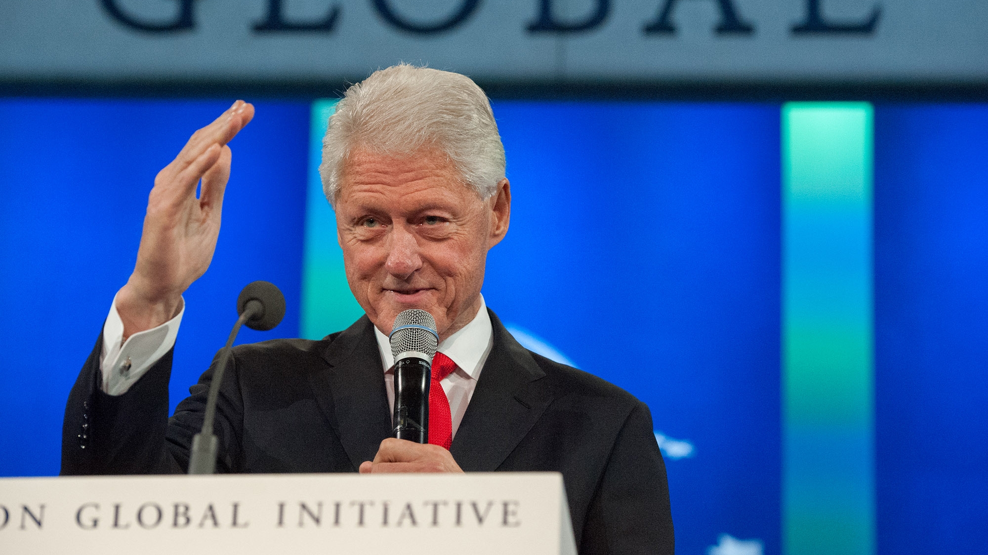 Bill Clinton e Príncipe Andrew são associados a Jeffrey Epstein 