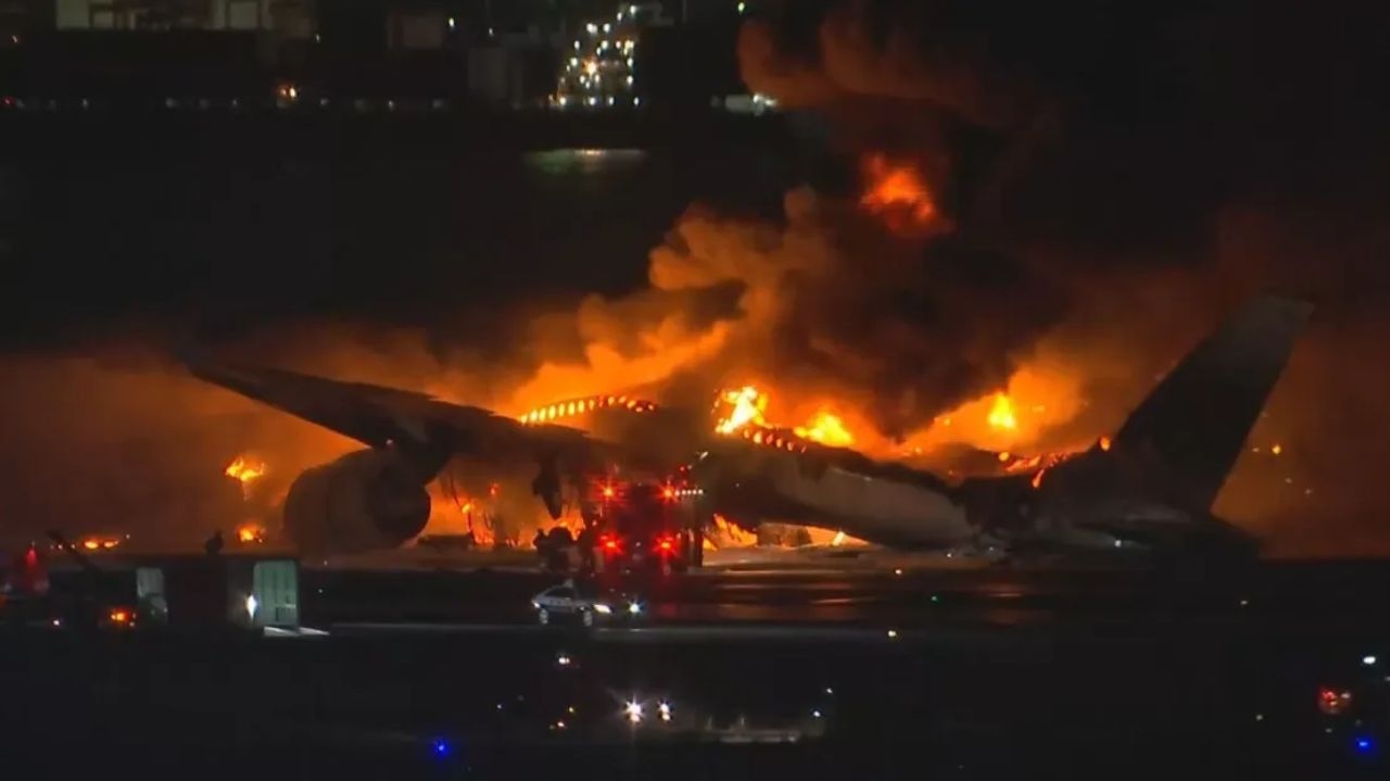 Destroços do avião da Companhia Japan Airlines começam a ser desmontados para analise