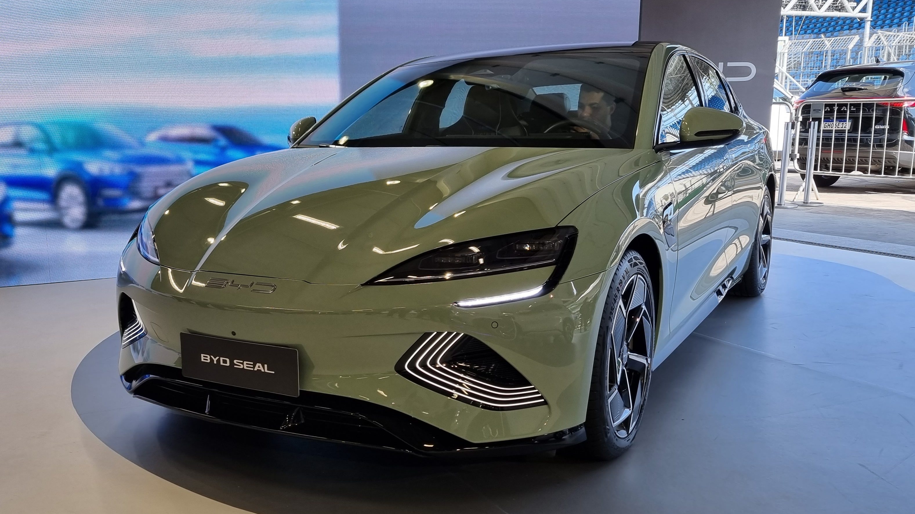 BYD supera Tesla na venda de veículos elétricos com tecnologia avançada e preços competitivos