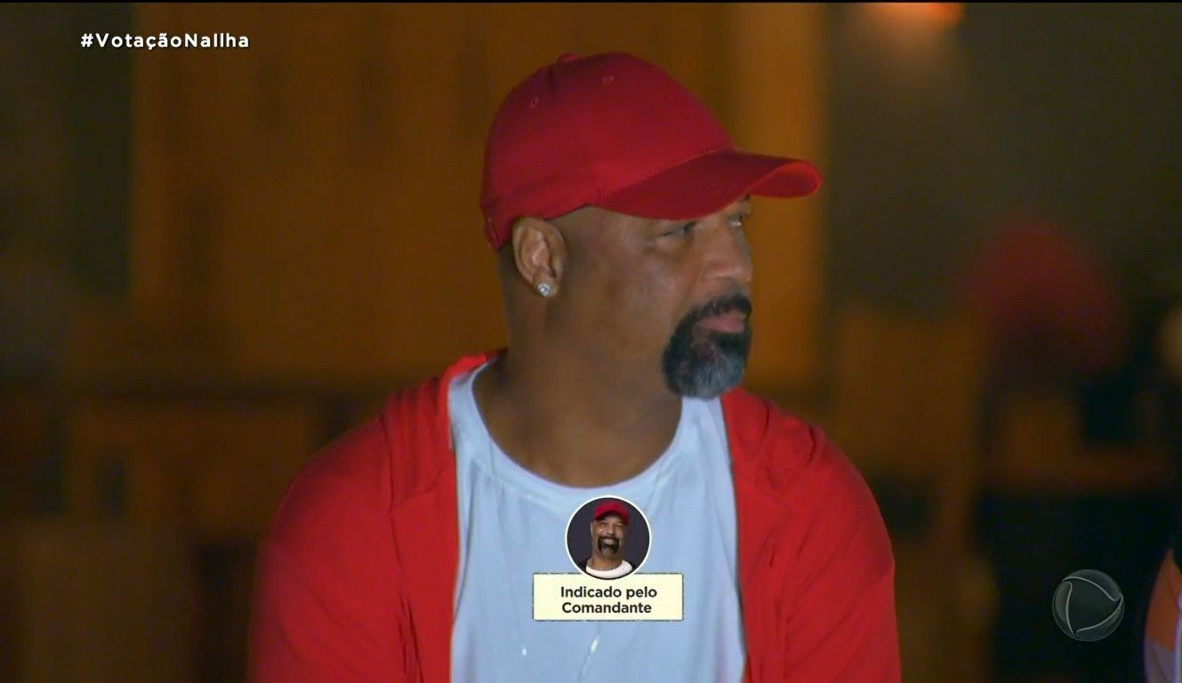 Dinei chora e se revolta após indicação de Thomaz Costa no Ilha Record: ‘Preconceito’