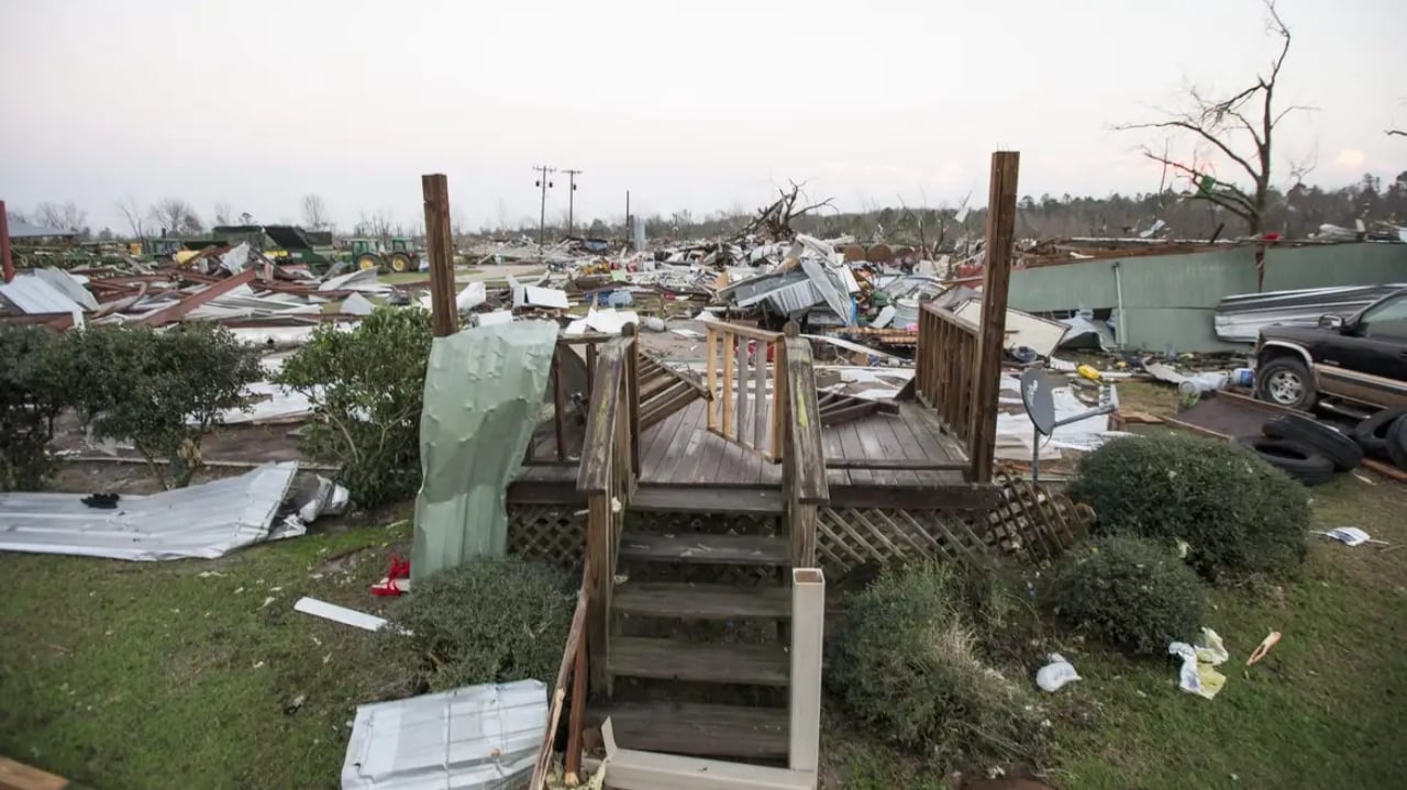 Forte tornado que atingiu a Flórida não deixa feridos apesar dos danos causados