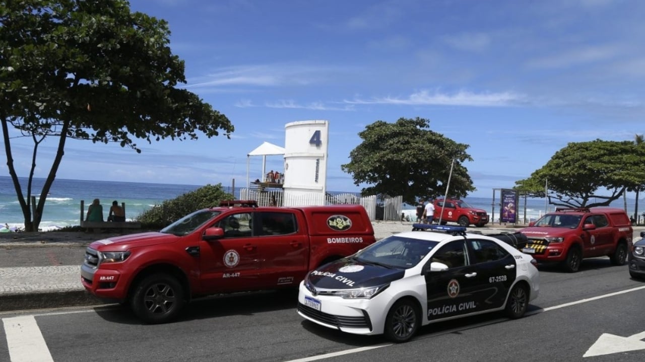 Bombeiros e Polícia Civil continuam buscas no mar por menino desaparecido no RJ