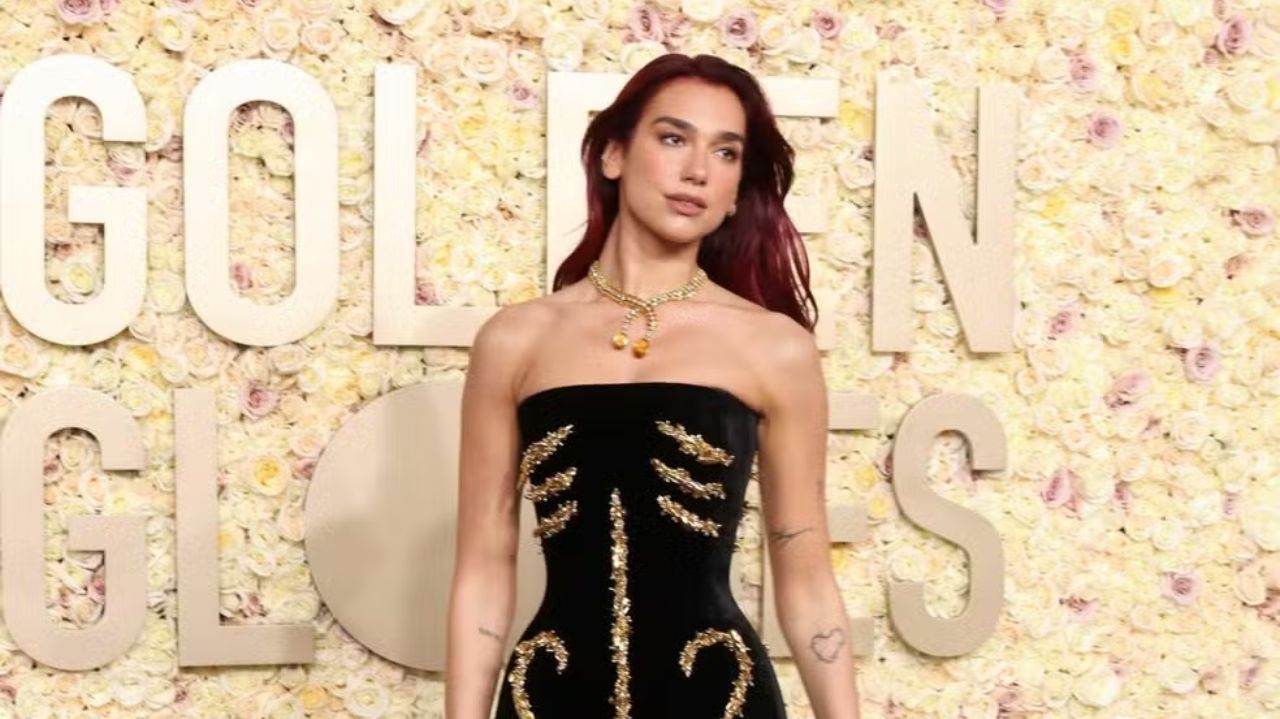 Dua Lipa chama atenção com look dramático feito sob medida por Schiaparelli