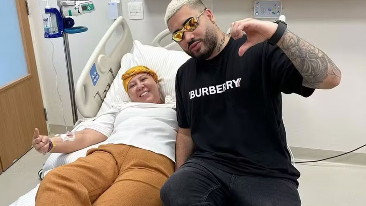 Kevinho comemora o fim do tratamento de câncer da mãe