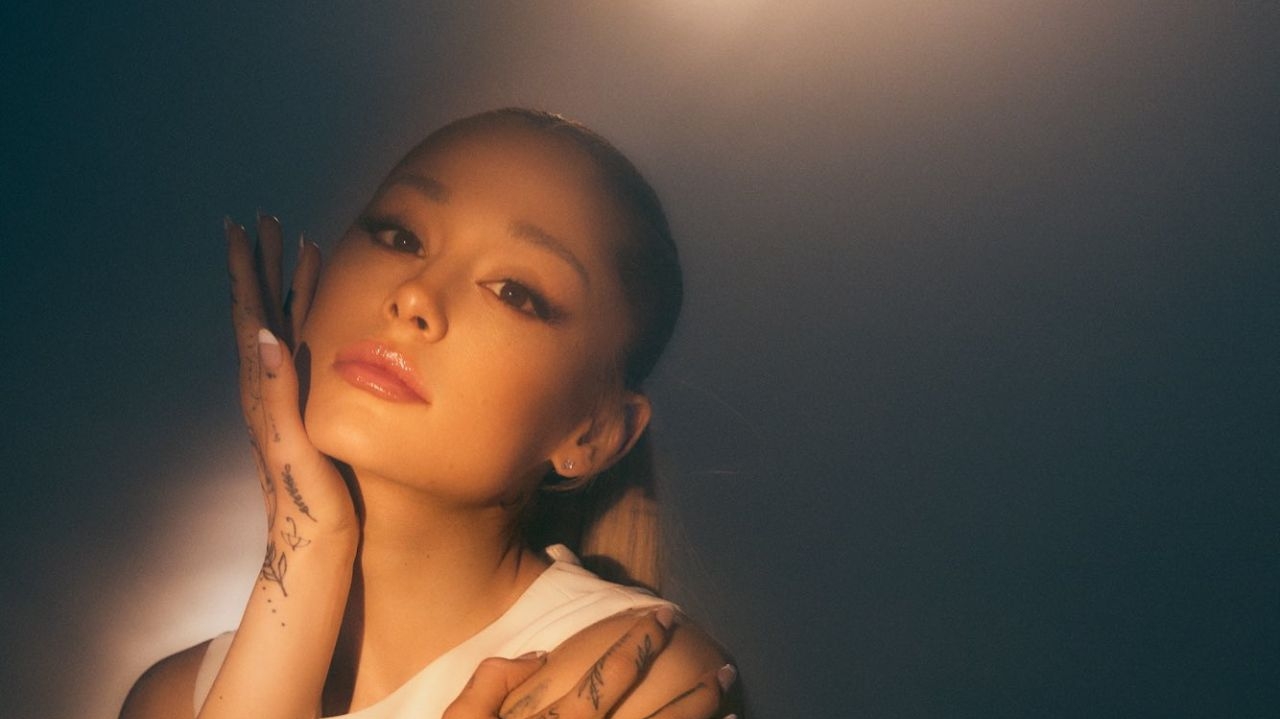 Ariana Grande está de volta com música “Yes, and?”