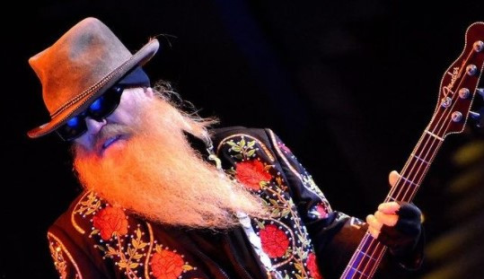Dusty Hill, lenda do ZZ Top morre aos 72 anos