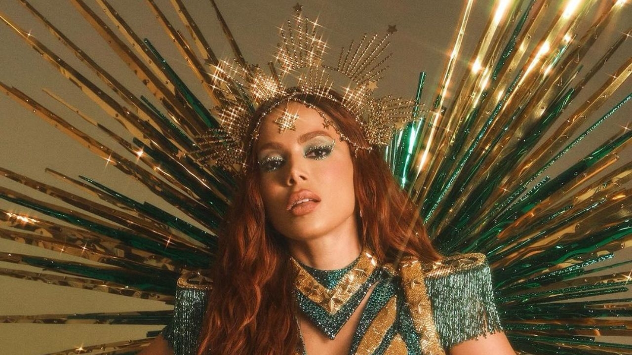 Anitta surge em verde e dourado para homenagear a Mocidade Independente de Padre Miguel