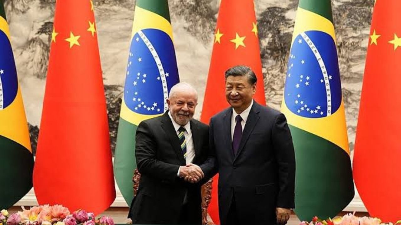 Brasil alcança recorde de exportações em 2023, mas enfrenta dependência crescente da China