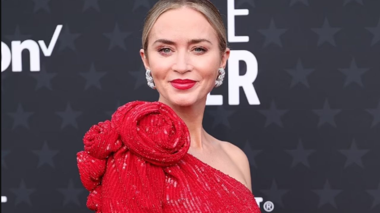 Emily Blunt esbanja elegância no Critics Choice Awards 2024