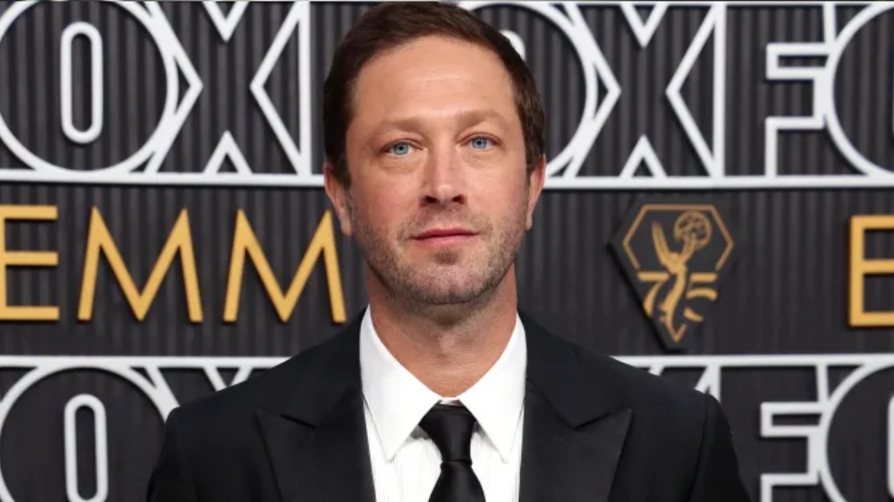 Emmy 2024: Ebon Moss-Bachrach vence a categoria “Melhor Ator Coadjuvante em Série de Comédia”