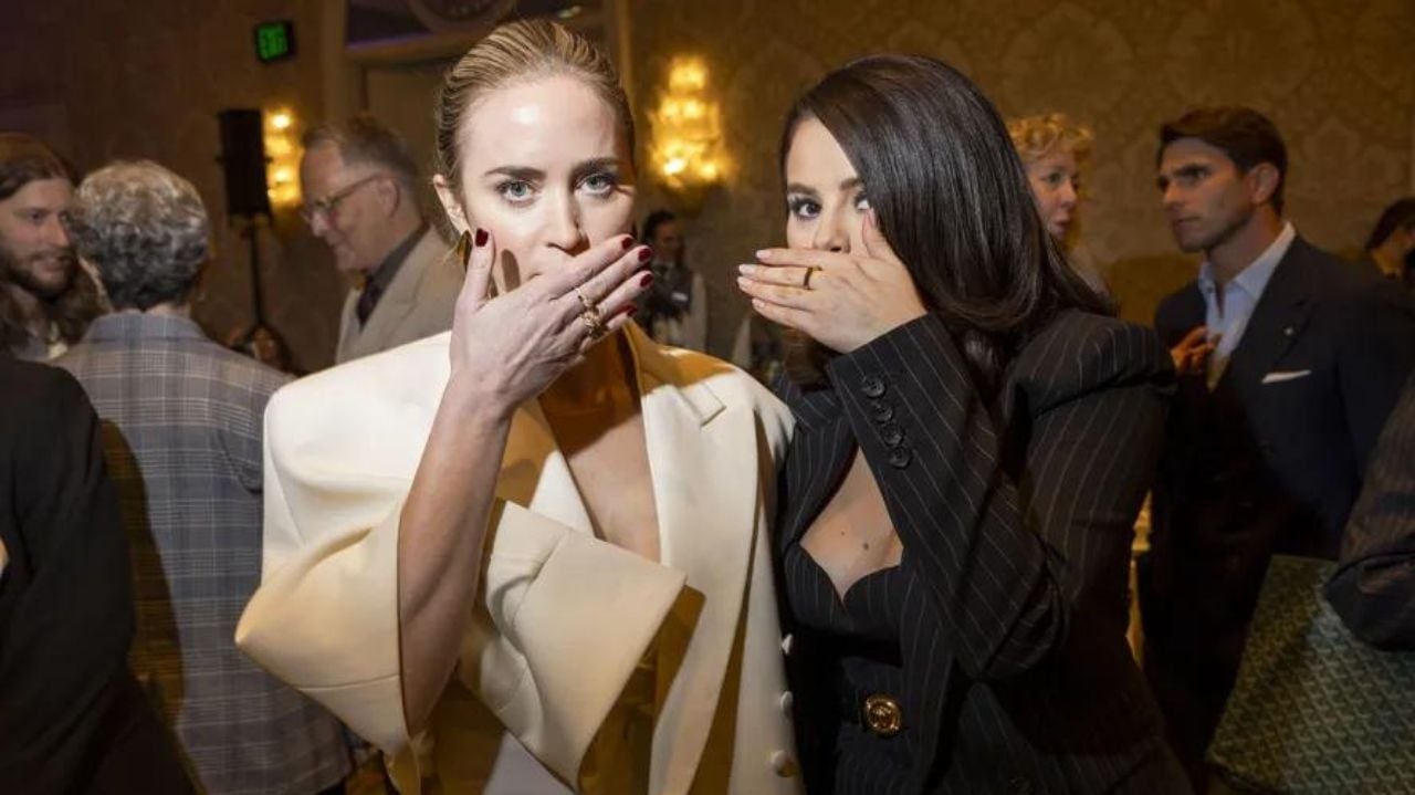 Selena Gomez e Emily Blunt alfinetam “detetives virtuais” em foto cobrindo a boca